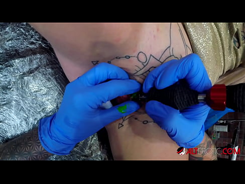❤️ Extremely tattooed hottie Sully Savage got a tattoo on her clitoris ❤️ Super porn at en-us.verhentai.ru ❌️❤